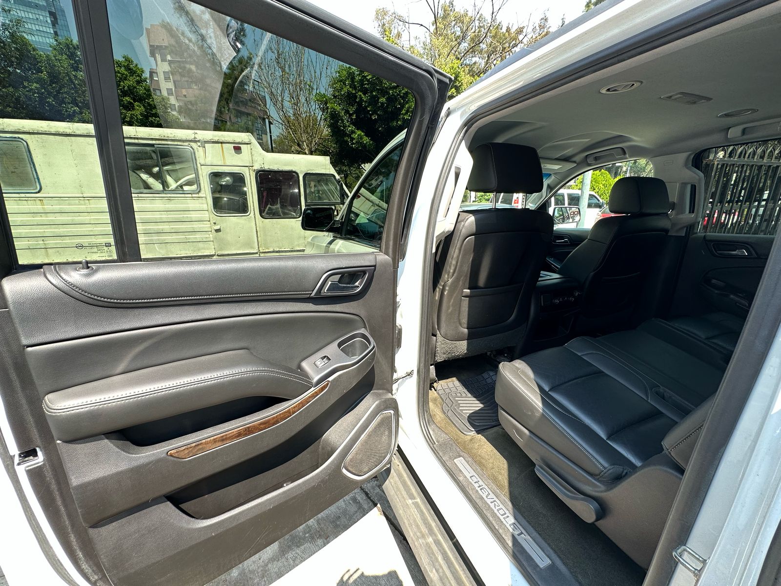 Chevrolet Suburban  2015